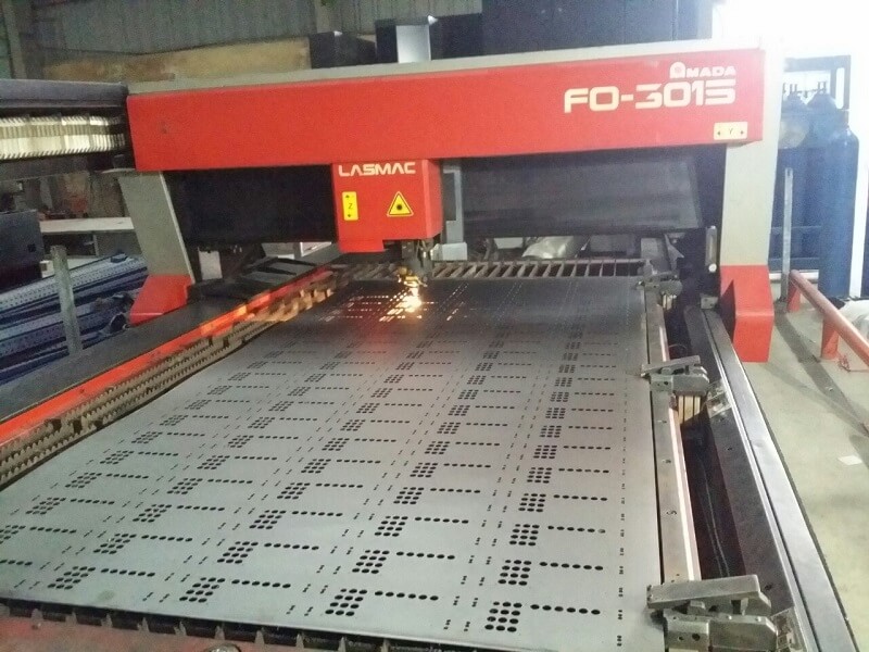Cắt laser tạo lỗ trên tấm kim loại