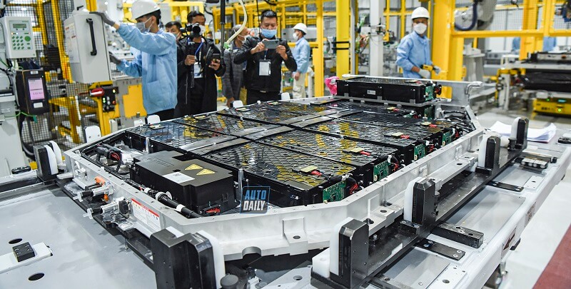 Máy hàn CNC được ứng dụng khi sản xuất khung gầm xe ô tô tại nhà máy của VinFast.