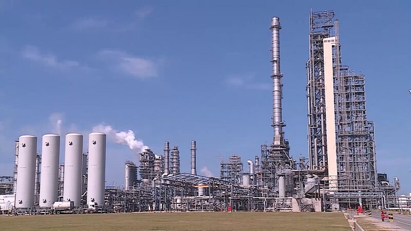 Ống thép mạ kẽm cho hệ thống dẫn dầu tại nhà máy lọc dầu Nghi Sơn.