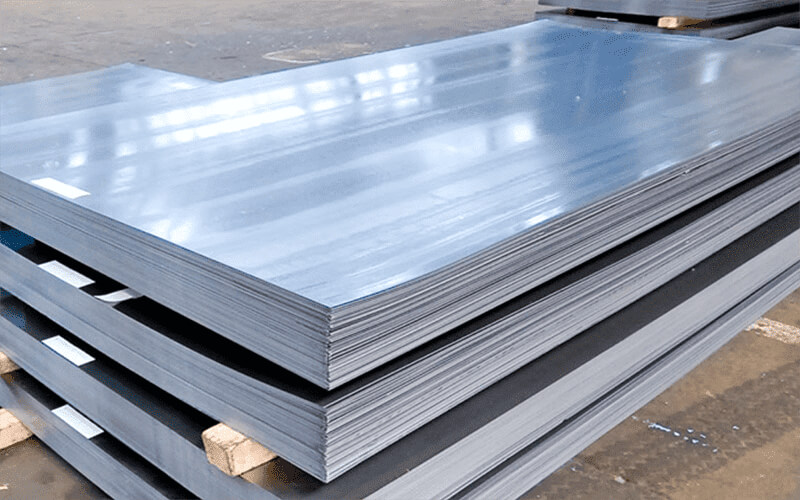 Thép tấm gồm nhiều loại nhu cán nóng, cán nguội, có gân