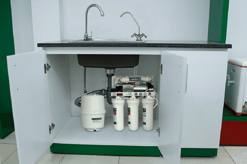 Máy lọc nước trong tủ bếp